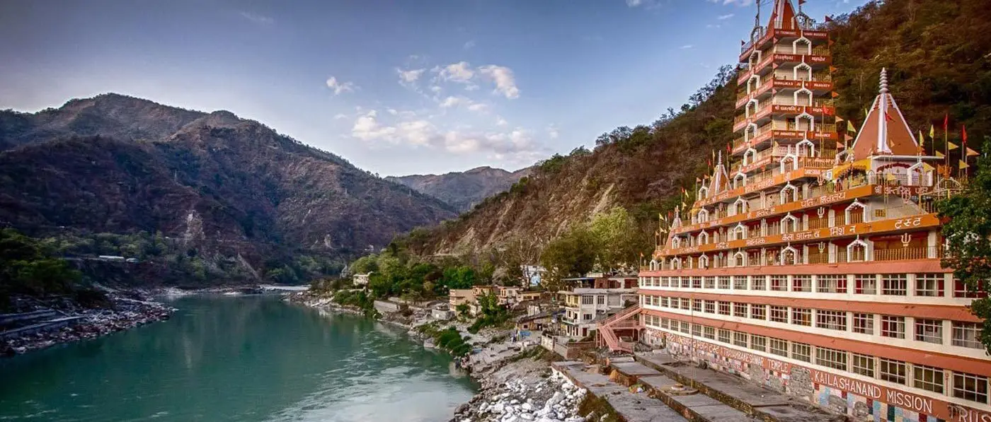 Vista dos Himalaias a partir do retiro Rishikesh