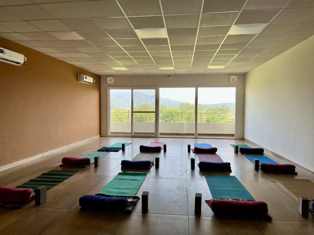 Studio de yoga espaçoso com vista para os Himalaias
