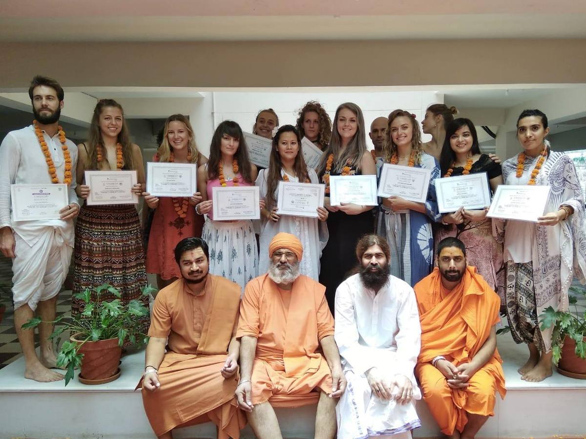 Dr. Yogi Chandrakant com turma na cerimônia de formatura