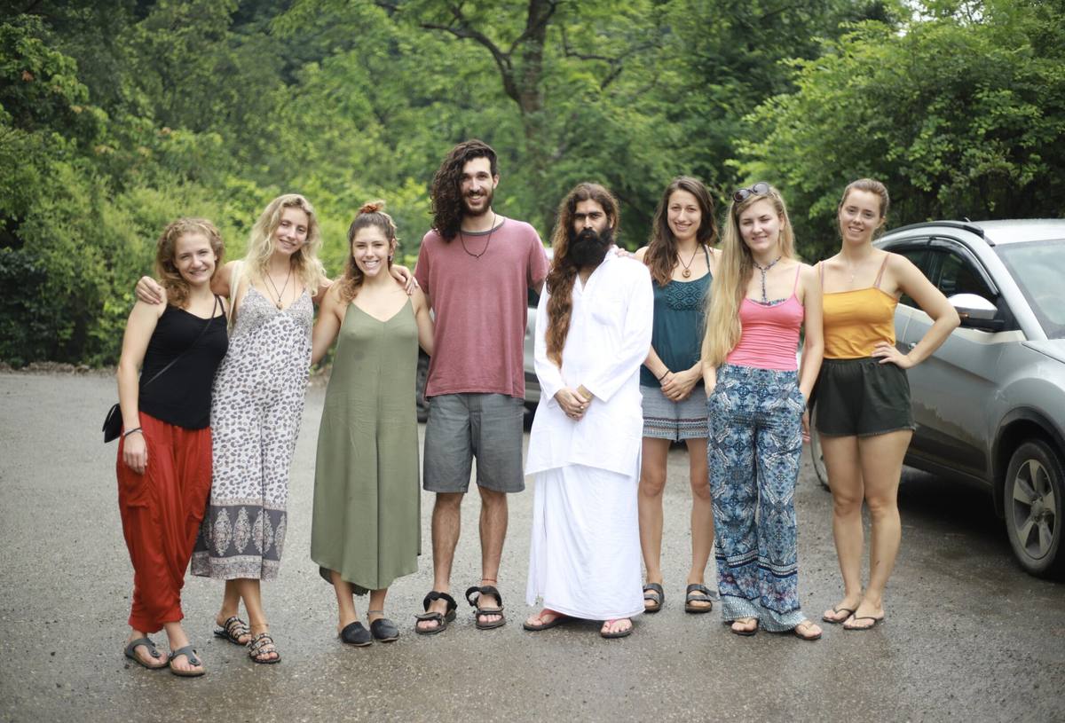 Grupo com Dr. Chandrakant nas ruas de Rishikesh