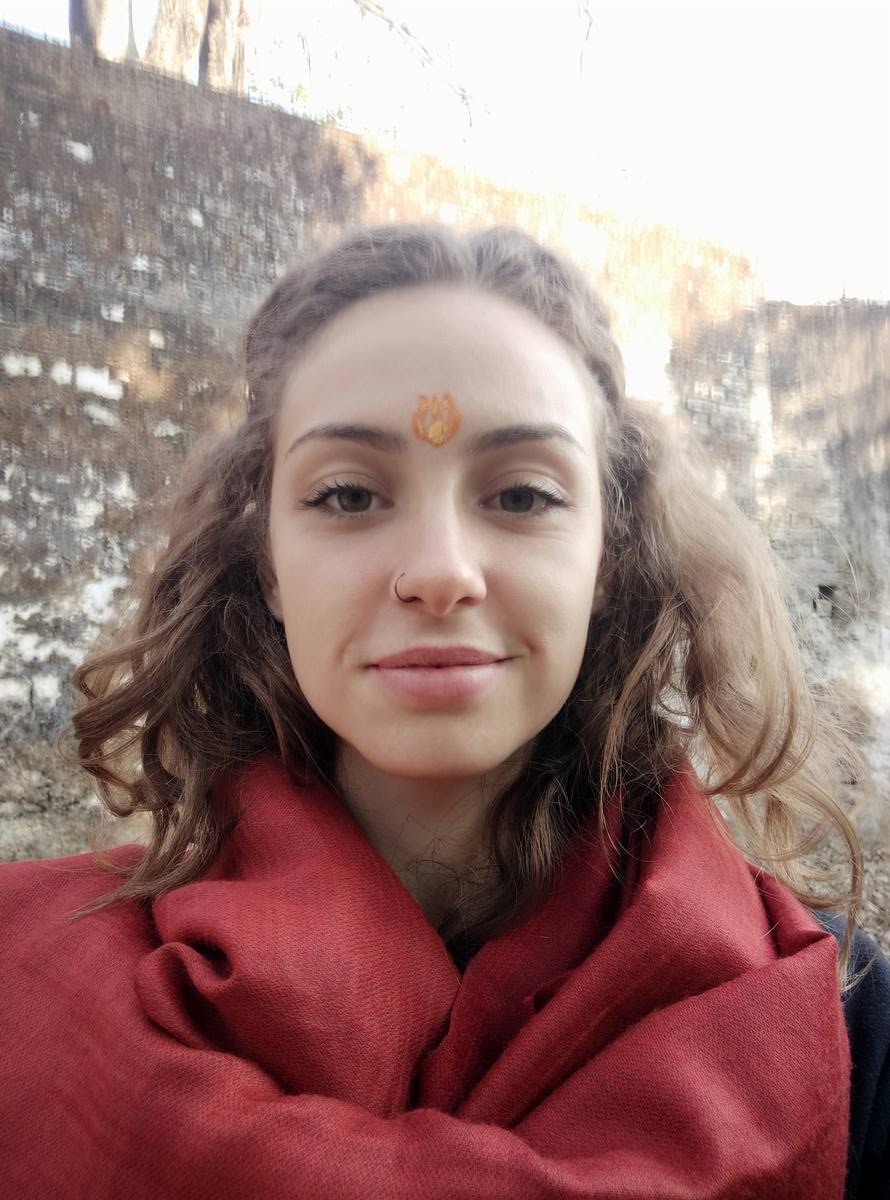 Vitória em Rishikesh com tilak sagrado na testa
