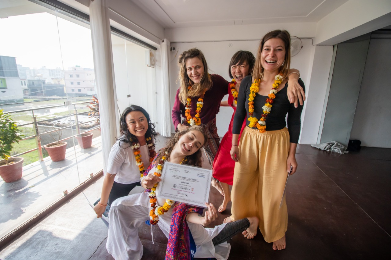 Grupo de mulheres na aula de yoga com Dr. Chandrakant